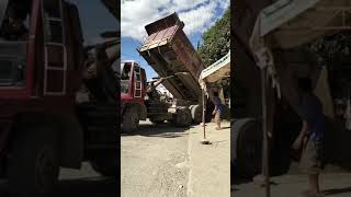 malaking truck nag tapon ng buhangin sa gilid ng maliit n kalsada [upl. by Ahsiad]