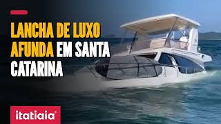 VEJA MOMENTO EM QUE LANCHA DE LUXO AFUNDA EM PRAIA DE SANTA CATARINA [upl. by Iror]