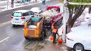 新疆ウイグル自治区アルタイ市、除雪で道路の安全を確保 [upl. by Amliv]