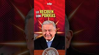 quotLo AMAMOSquot😍 quotPERIODISTAS INDEPENDIENTESquot🤡 reciben con PORRAS y APLAUSOS a AMLO🔴 [upl. by Wasson]