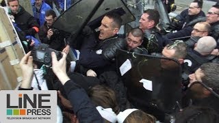 Manifestation sagesfemmes  Echauffourées avec les CRS  Paris  France 19 février 2014 [upl. by Yamauchi]