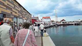 Urlaub an der Ostsee in Heiligenhafen im Fischerhafen ein Fischbrötchen bestellen und geniessen [upl. by Shanahan]