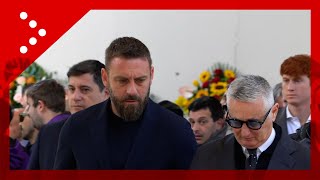 Addio a Joe Barone lallenatore della Roma Daniele De Rossi alla camera ardente [upl. by Schnorr]