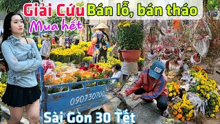 Bán Tháo Chợ Hoa 30 Tết Sài Gòn 2024  Nữ đại gia hốt nguyên xe ba gác luôn [upl. by Normi]