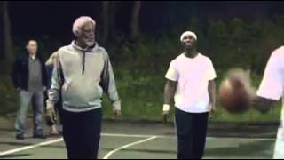 Un basketteur professionnel est déguisé en papy et va mettre la honte à des jeunes [upl. by Nosirrag]