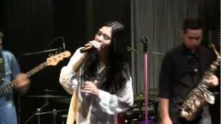 Raisa with BLP  Serba Salah  Mostly Jazz 120712 HD [upl. by Gunilla]