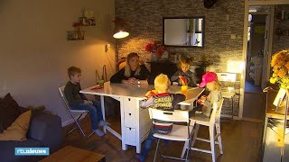 Met vier kinderen op 58 vierkante meter woningnood hoog  RTL NIEUWS [upl. by Ed]