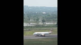 Lihat Pesawat Super Air Jet Take Off dari Bandara Internasional Lombok di NTB [upl. by Nottap]