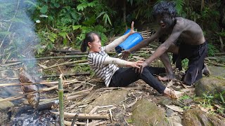 Full Video Primitive Life  Jungle Man  Girl Alone in the Forest Fishing  Cooking Stolen Fish [upl. by Nerti]