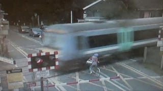 RoyaumeUni un cycliste manque de se faire écraser par un train [upl. by Koo403]