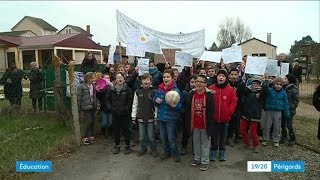 Mobilisation dans les écoles de Dordogne menacées de suppression de postes [upl. by Ellehcrad]