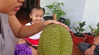 Reaksi Balita Lucu Makan Duren  Kids Try Eat Durian Fruit [upl. by Yekcin]