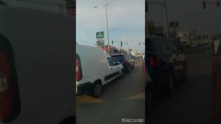 Y por eso los motociclistas adelantamos en semáforo carambola autos [upl. by Enilesoj]