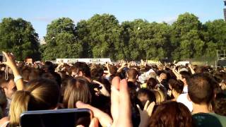 Skillbys Vids  Blur at Hyde Park 2009  Bottle fight [upl. by Ahtelrac]