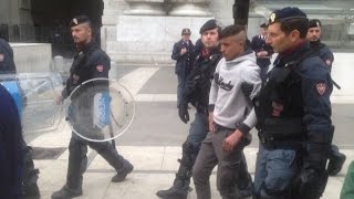 Blitz polizia in Centrale a Milano la protesta dei migranti [upl. by Enelyar]