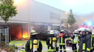 FEUER IN AUTOHAUS  Starke Rauchentwicklung aus Verkaufsraum FEUERWEHR DÜSSELDORF [upl. by Aysab652]