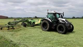 Valtra T174 mit Krone Swadro im Gras [upl. by Andromache]