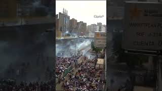 VENEZUELA Miles de personas salen a protestar en las calles de Caracas Hay tensión e incidentes [upl. by Eiznil950]