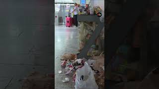 Grève des poubelles à la gare SaintCharles et dans le métro de Marseille [upl. by Venuti]