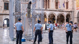 Dubrovnik Nepoznatog performera policija skidala s Orlandovog stupa [upl. by Hepza]