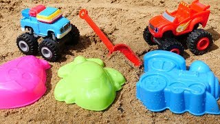 Wir spielen im Sand  Blaze und Gus graben Sandförmchen aus  Monster Machines Spielzeugautos [upl. by Dopp]