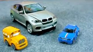 Coches de carreras para niños  BMW  Speedy y Bussy [upl. by Rabkin]