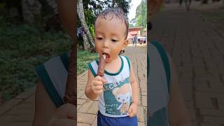 Raffa makan es krim rasa cokelat icecream [upl. by Kennie]