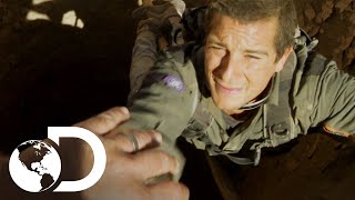 ¡Camarógrafo le salva la vida a Bear Grylls  A prueba de todo  Discovery Latinoamérica [upl. by Wilkins]