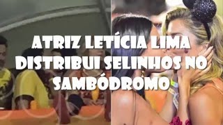 Atriz Letícia Lima distribui selinhos no Sambódromo [upl. by Boylston898]