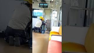 別所温泉行きの電車 途中、運賃箱の修理のため技術者が作業 [upl. by Nierman]