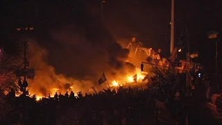 A Kiev una notte di scontri sotto la farsa del cessate il fuoco [upl. by Airdnaid]