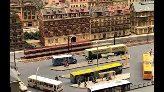 Eisenbahn und Straßenbahn in der Stadt auf der Modelleisenbahn  Railroad and tram in the city [upl. by Haelahk]