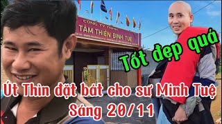 Út Thìn đặt bát cho sư Minh Tuệ sáng 2011thichminhtue minhtue [upl. by Suoicul]