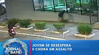 Vítima implora para criminoso não roubar celular durante assalto no RJ  Jornal da Band [upl. by Ahseki]