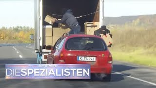 Mann steigt während der Fahrt auf die Motorhaube  Auf Streife  Die Spezialisten  SAT1 TV [upl. by Asilef]