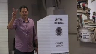 Brésil le candidat de gauche Fernando Haddad vote [upl. by Ynnaej]