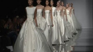 Rosa Clará inaugura la Pasarela Gaudí Novias [upl. by Nuawaj932]