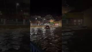 Coche flotando en el río Turia en la provincia de valencia a [upl. by Siurtemed]