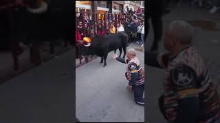 😱 INCREIBLE RECITA UN POEMA AL TORO [upl. by Arda]