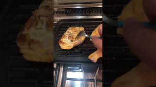 Sovracosce di pollo cotte sulla piastra in ghisa food padella summer cooking [upl. by Atter]