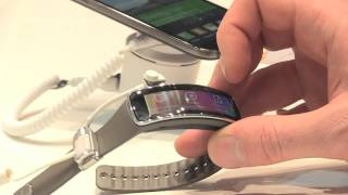 MWC 2014  Samsung Gear Fit une montre qui en impose [upl. by Aida584]