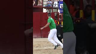 EL MEJOR RECORTADOR DE TOROS BRAVOS toros sports madrid [upl. by Jehoash468]