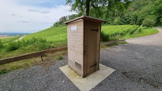 Wanderer Toilette WC Plumpsklo mit Abwasseranschlus in den Weinberge am Schwanberg bei Rödelsee [upl. by Llewsor]