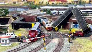 Kereta api Babaranjang Melaju kencang 120kmjam menabrak palang pintu perlintasanampdihantam KA Lodaya [upl. by Tod761]