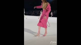 Birgit Kos TRIPS and loses her shoes during Jacquemus FallWinter 2020 ReadytoWear Fashion Show [upl. by Lavinie]