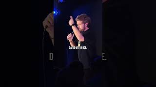 Fiscalist met kakker kleding  Daan van der Hoeven ComedyClubHaug comedy standuplive funny [upl. by Mallorie]