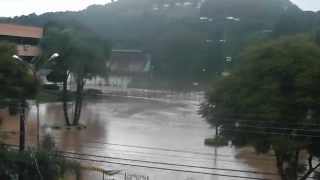 ENCHENTES EM SANTA CATARINA  Videira tem ruas e casas invadidas pela água [upl. by Aekan]