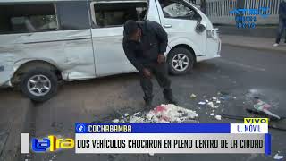 Dos vehículos chocaron en pleno centro de la ciudad de Cochabamba [upl. by Lorrad]