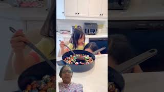 Oh ladki ne to sari candy kha li or apni mom ek hi candy 🍬 di  funny cute toddlers family [upl. by Doug]