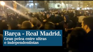 Pelea multitudinaria entre Boixos Nois e independentistas a las puertas del Camp Nou [upl. by Ynaffad]